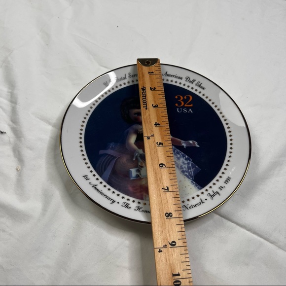 Porcelain Betsy McCall doll plate, as depicted on US Postal Service Stamp - Picture 3 of 3